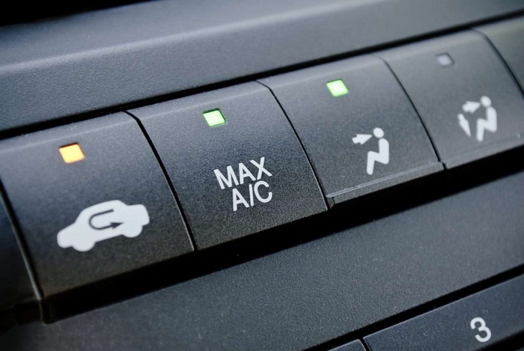 دکمه ac در ماشین چیست؟