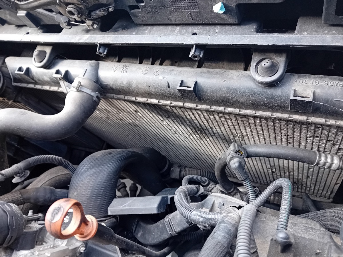 علت کم شدن آب رادیاتور پژو