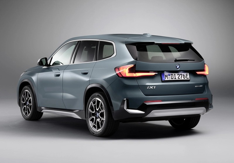 نمای عقب ب‌ام‌و iX1 و مشحصات فنی