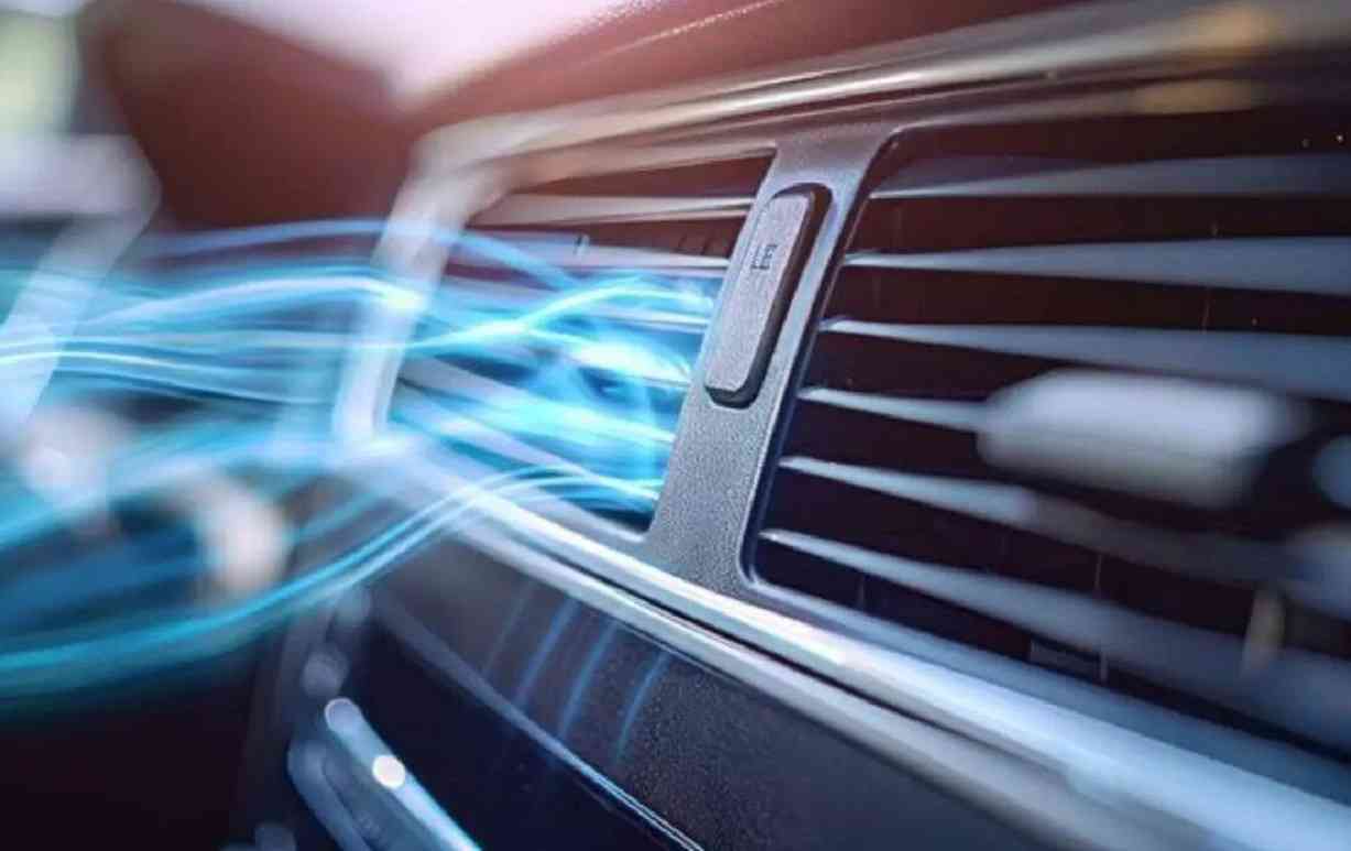 چرا کولر ماشین بو می دهد و چگونه آن را از بین ببریم؟