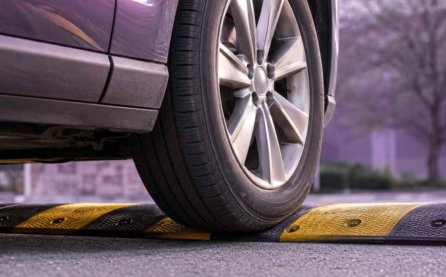 گرفتن کلاچ روی سرعت‌گیر درست است یا غلط + روش صحیح عبور